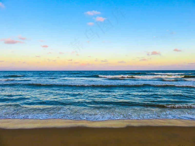 黄昏时分的宁静的海滩