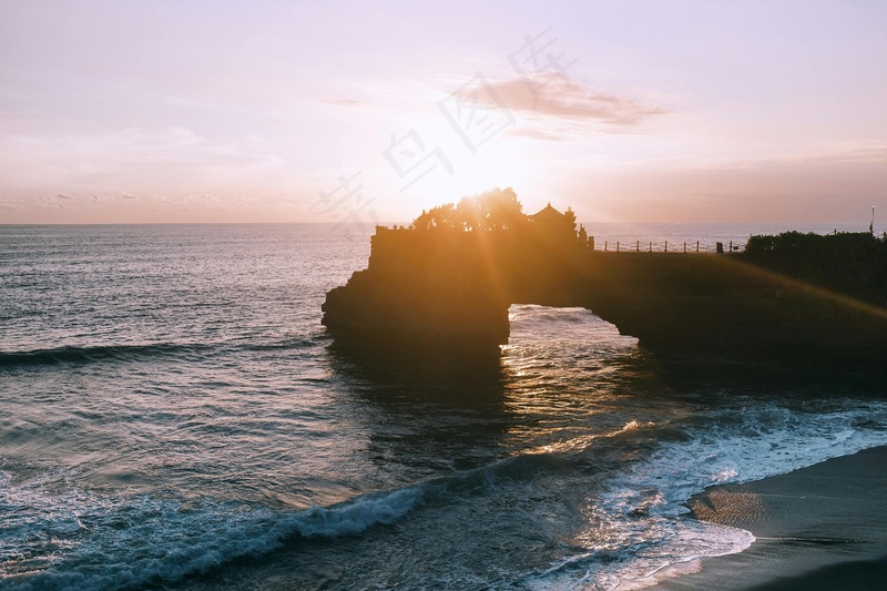 海边神庙在夕阳余晖中的剪影