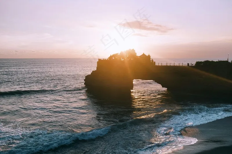 海边神庙在夕阳余晖中的剪影