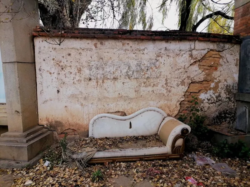 黄昏废墟里的旧沙发复古摄影