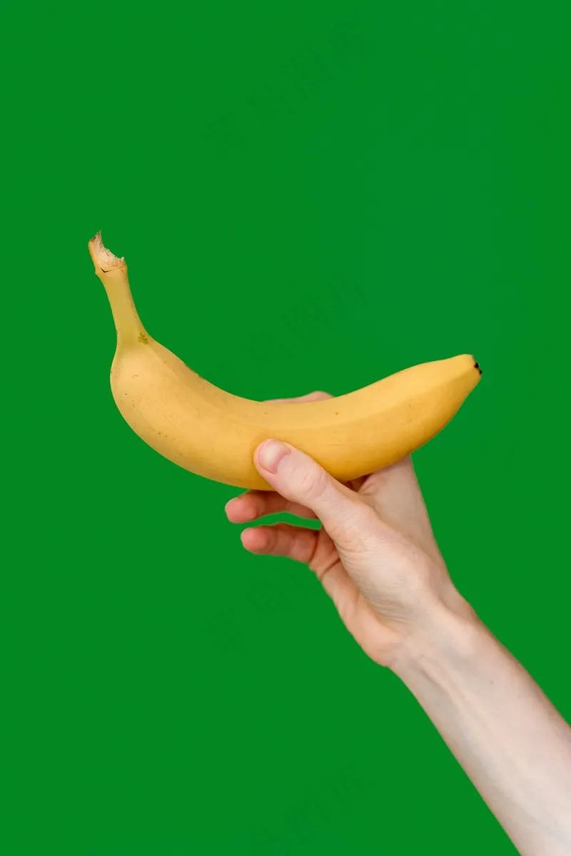 手拿香蕉水果