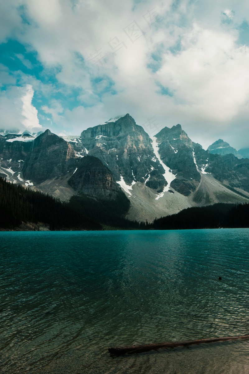 静谧深山碧水图