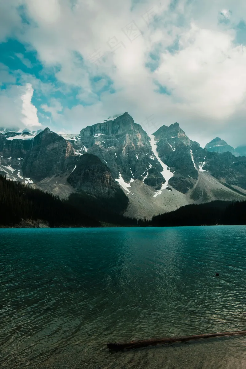 静谧深山碧水图