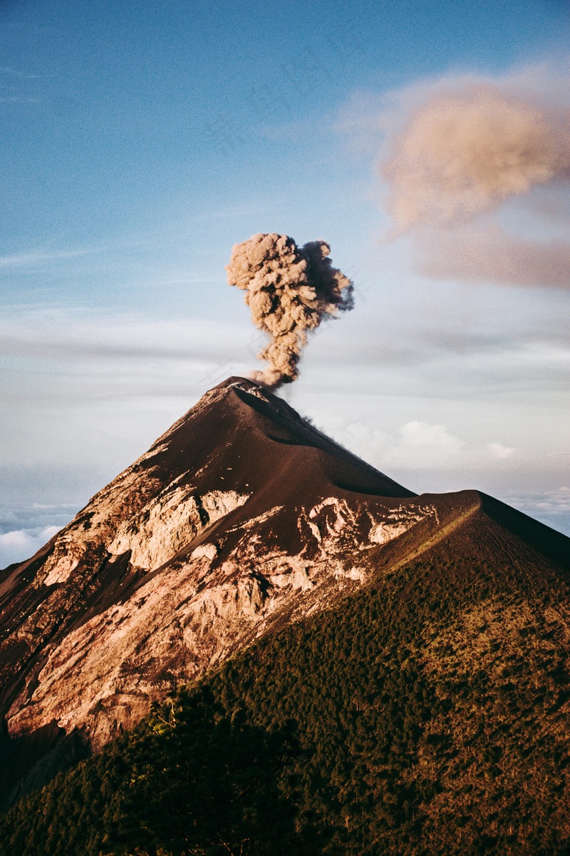 山巅壮观的火山喷发瞬间