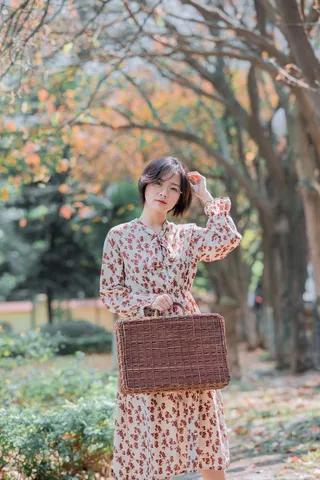 公园读书的美丽女生2