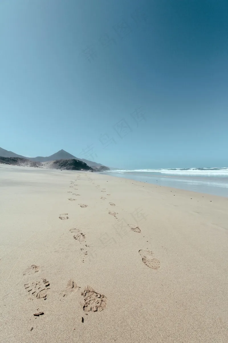 沙滩上的记忆脚印与远山