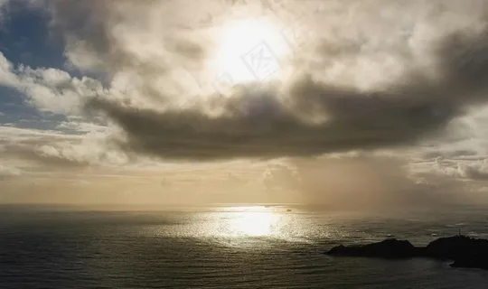 璀璨阳光洒满海面的壮丽景象