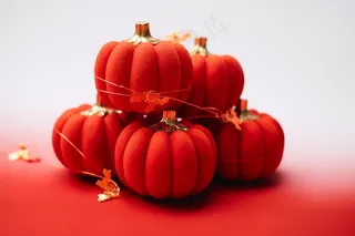 红色丝绒小灯笼南瓜形状摄影图