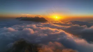 清晨日出朝霞云层山川摄影图
