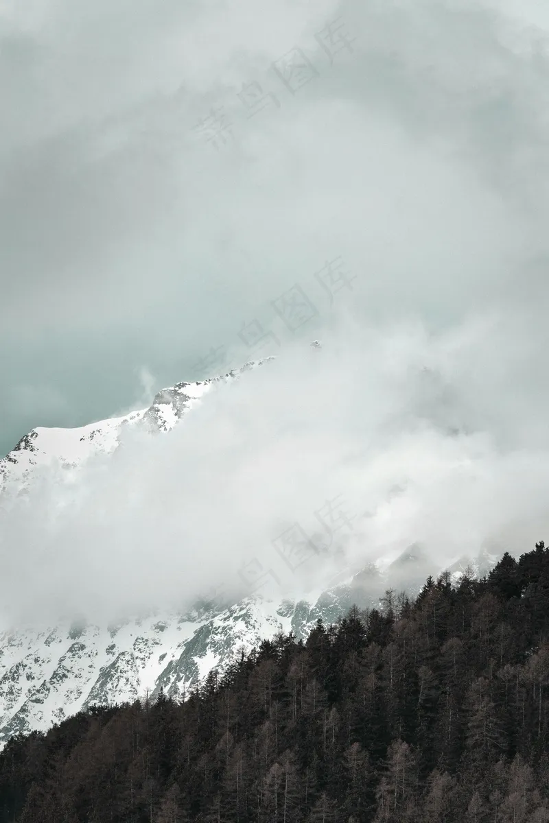 云雾缭绕雪山图
