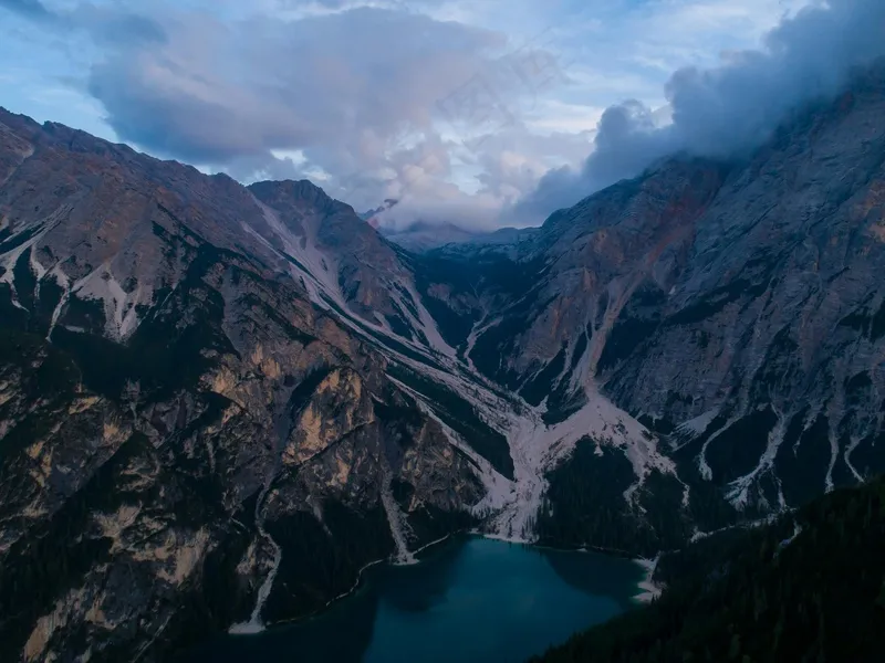 云雾缭绕的山脉与湖泊