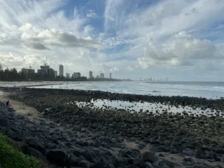 宁静海滨与远方都市天际线