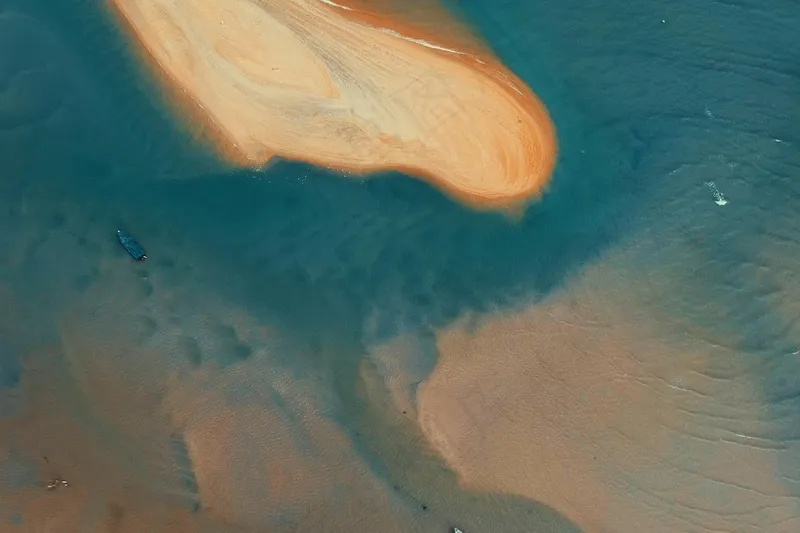 海洋中的沙洲彩虹