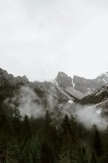 薄云飘摇的山脉与森林 薄云飘摇的山脉与森林
