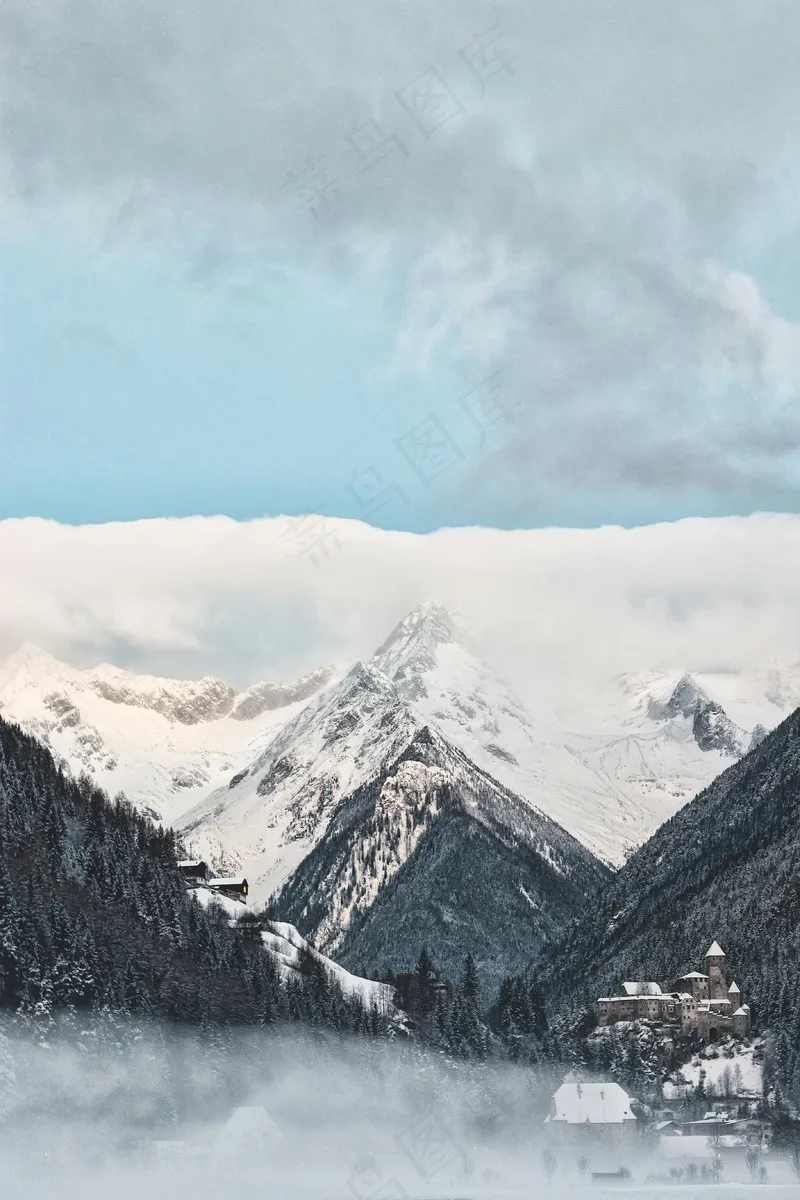 高耸入云的雪山