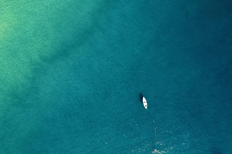 宁静海洋中的孤帆之美