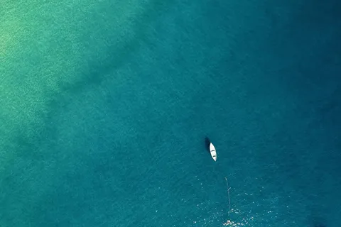 宁静海洋中的孤帆之美 宁静海洋中的孤帆之美