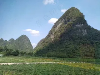 高耸的大山