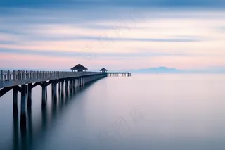 海边栈道夕阳晚霞倒影海面粉紫蓝色晚霞摄影图