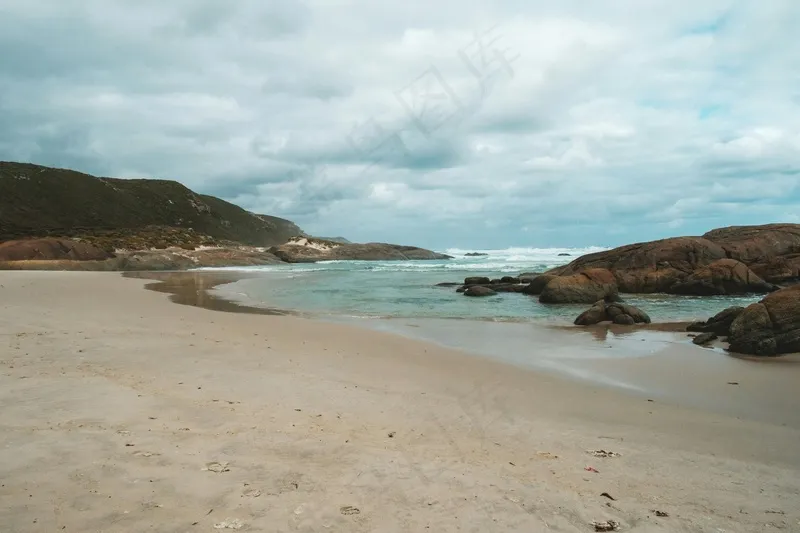 孤独的海滩与即将到来的风暴