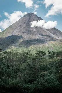 云雾缭绕的雄伟山峰 云雾缭绕的雄伟山峰