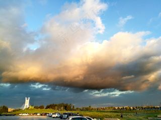 郑东新区下午晚霞映照下的湖边