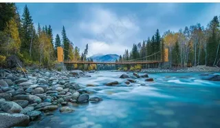 美丽的蓝色远山河边风景高清图