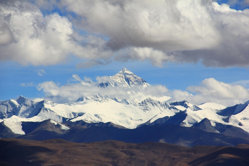 云雾缭绕雪山图