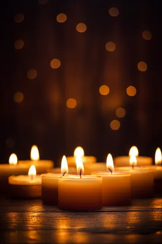 白色蜡烛长明灯祈福摄影图