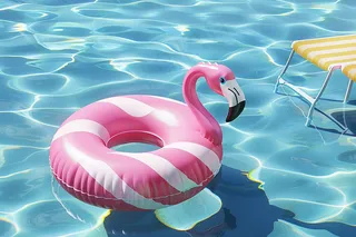 游泳池的游泳圈摄影图