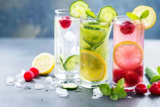 夏日冰镇汽水气泡果酒饮料摄影图