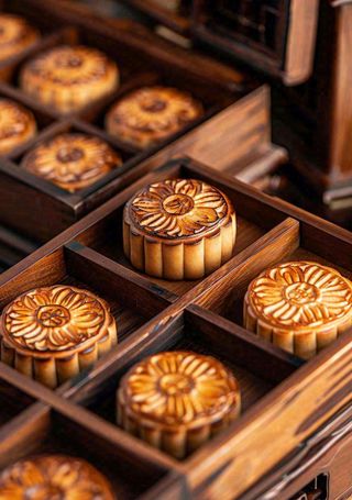 中国传统美食月饼中秋木质礼盒精美礼品摄影图