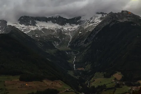 云雾缭绕雪山下的宁静山谷 云雾缭绕雪山下的宁静山谷