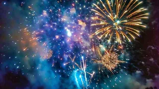 夜晚天空中绽放的绚丽烟花节日庆祝摄影图