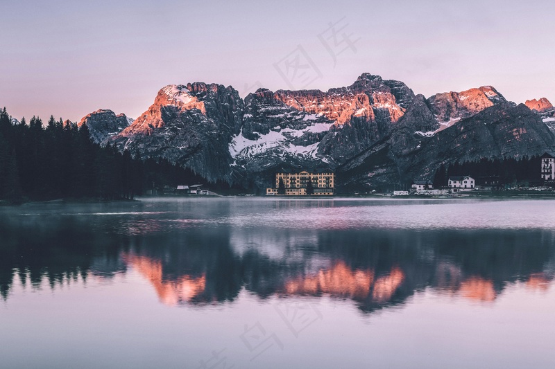 湖光山色间的宁静早晨