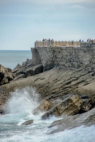海岸线上的石壁与栈道