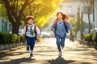 跑着上学的学生早晨阳光校园小道摄影图