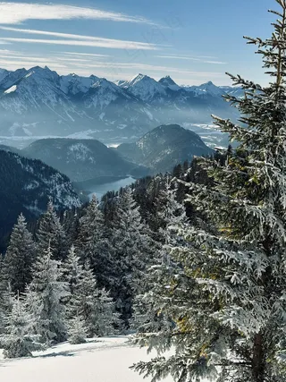 雪域山谷的宁静与壮丽