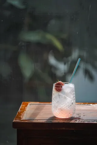 冰镇草莓汽水气泡酒饮料摄影图