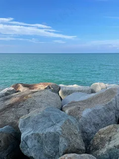 静谧海岸线上的守望巨石