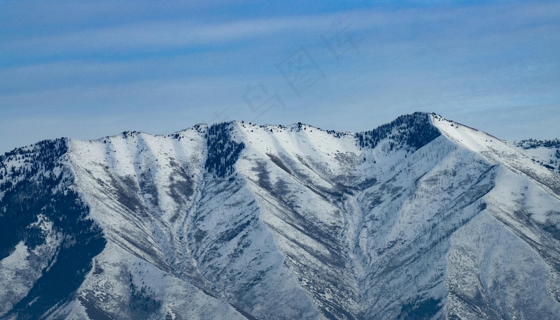 雪岭上的雄峰