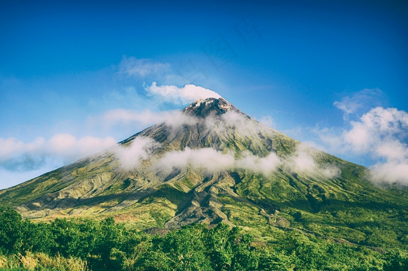 云雾缭绕的绿色火山