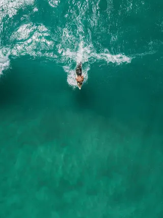 孤独的冲浪者与海浪的舞蹈