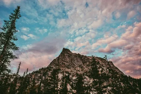 粉色云彩下的巍峨山峰 粉色云彩下的巍峨山峰