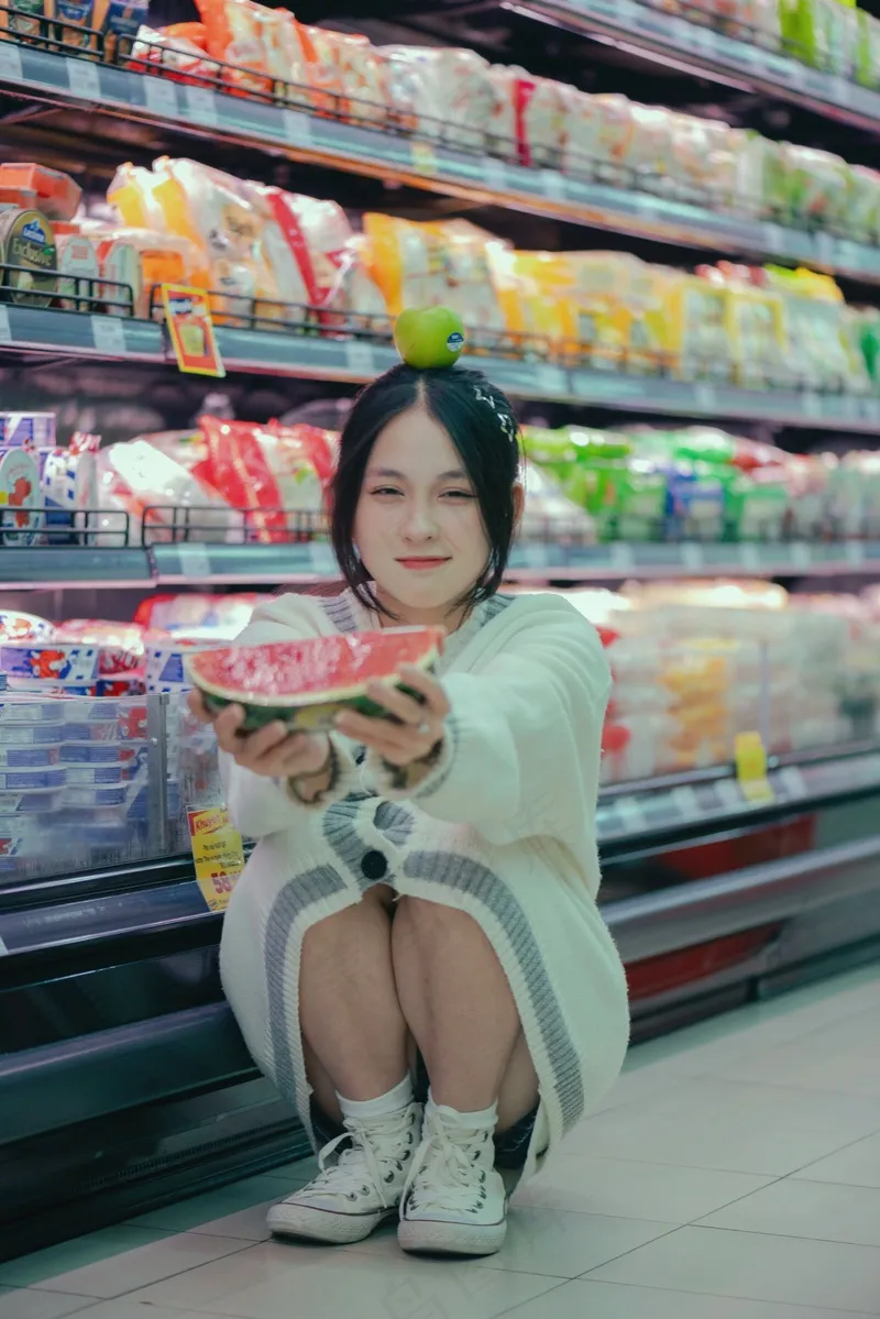 超市买东西可爱的女孩子4