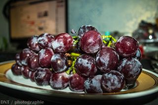 盘子上的葡萄水果