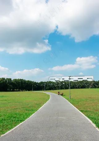 蓝天白云公园草地