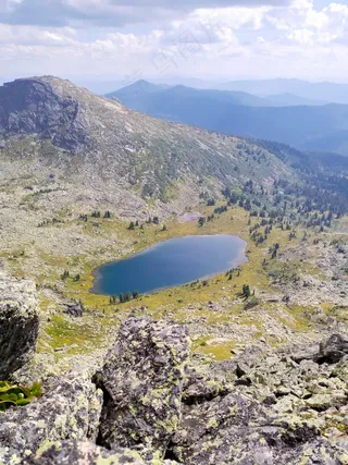 高山之巅的蔚蓝湖泊