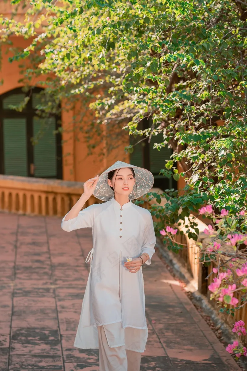 传统的民族服饰美丽女士8
