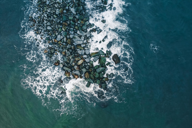 海浪轻拍岩石之岸